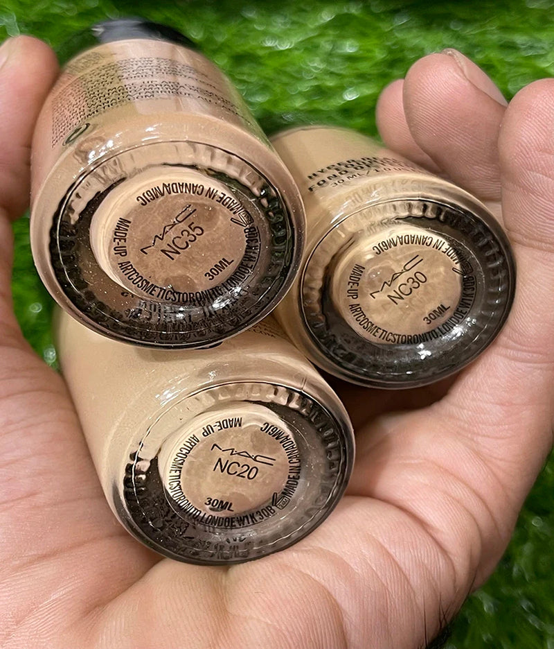 MAC Hyper Real SPF15 Foundation gallery image